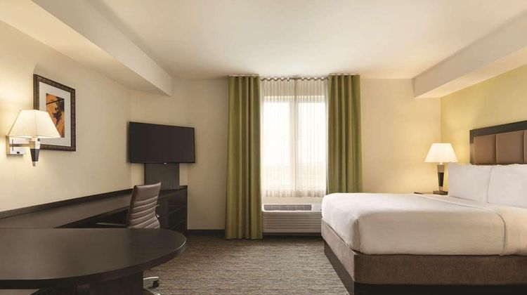 Park Inn By Radisson Calgary Arpt North Suite