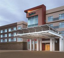 Radisson Kingswood Hotel & Suites Exterior