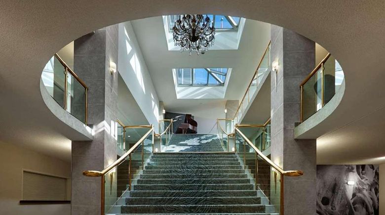 <b>Radisson Blu Toronto Downtown Lobby</b>. Images powered by <a href="https://iceportal.shijigroup.com/" title="IcePortal" target="_blank">IcePortal</a>.