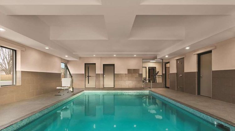 Country Inn & Suites Belleville Pool