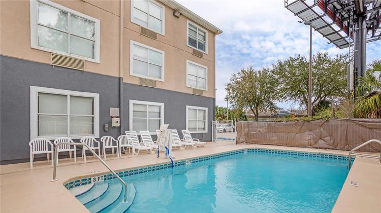 Country Inn & Suites by Radisson Pool