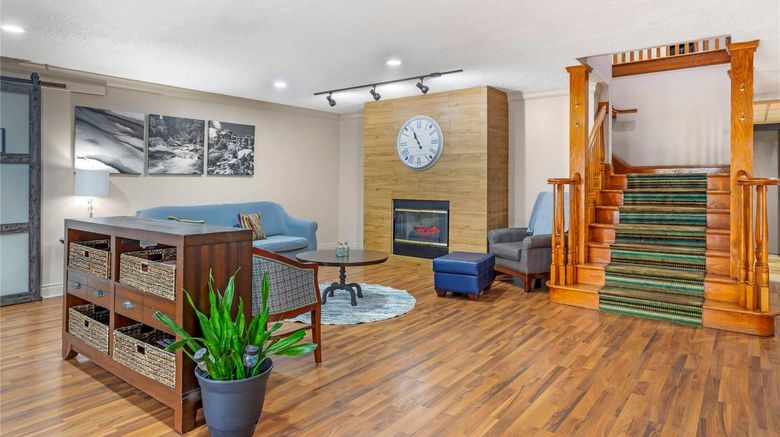 <b>Country Inn & Suites by Radisson Lobby</b>. Images powered by <a href="https://iceportal.shijigroup.com/" title="IcePortal" target="_blank">IcePortal</a>.