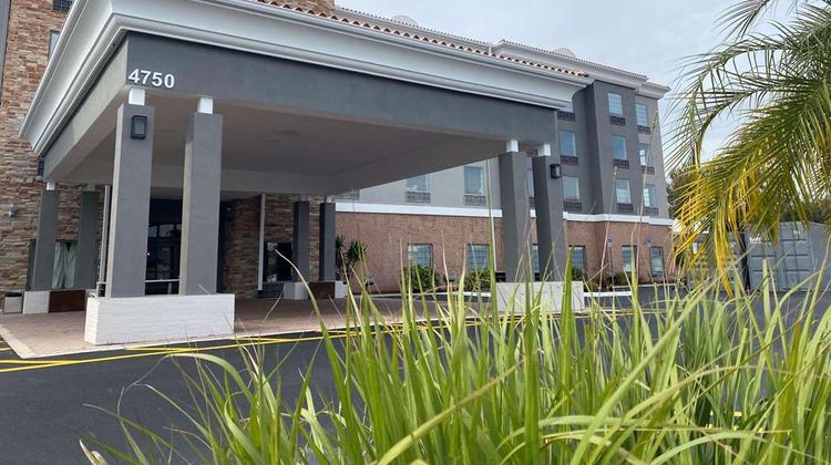 Country Inn & Suites Tampa RJ Stadium Exterior