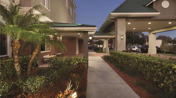 Country Inn & Suites St. Petersburg, FL Exterior