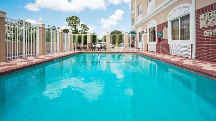 Country Inn & Suites St. Petersburg, FL Pool