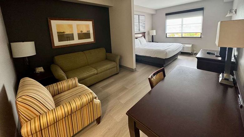 <b>Country Inn & Suites Port Charlotte Suite</b>. Images powered by <a href="https://iceportal.shijigroup.com/" title="IcePortal" target="_blank">IcePortal</a>.