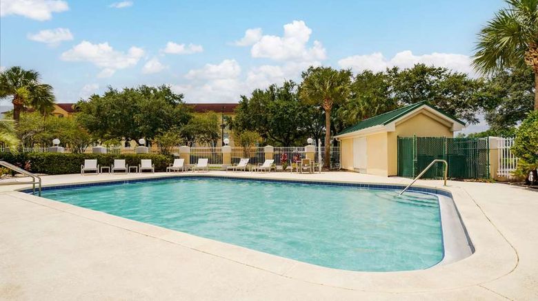 <b>Country Inn & Suites Orlando Airport Pool</b>. Images powered by <a href="https://iceportal.shijigroup.com/" title="IcePortal" target="_blank">IcePortal</a>.