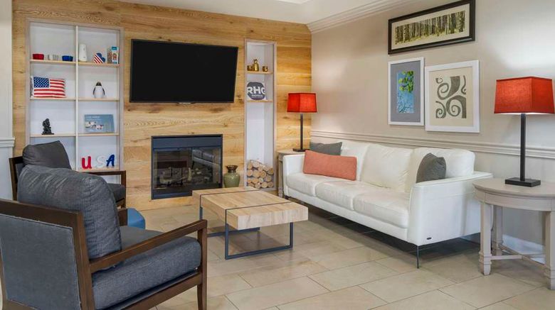 <b>Country Inn & Suites Tampa Airport North Lobby</b>. Images powered by <a href="https://iceportal.shijigroup.com/" title="IcePortal" target="_blank">IcePortal</a>.