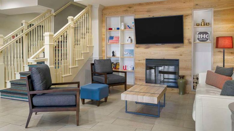 <b>Country Inn & Suites Tampa Airport North Lobby</b>. Images powered by <a href="https://iceportal.shijigroup.com/" title="IcePortal" target="_blank">IcePortal</a>.