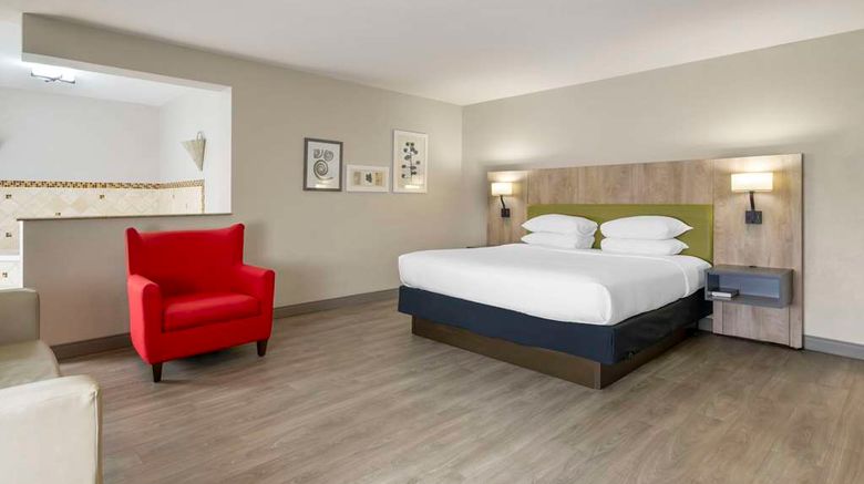 <b>Country Inn & Suites Tampa Airport North Suite</b>. Images powered by <a href="https://iceportal.shijigroup.com/" title="IcePortal" target="_blank">IcePortal</a>.