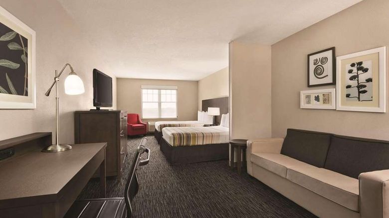 <b>Country Inn & Suites Tampa/Brandon Suite</b>. Images powered by <a href="https://iceportal.shijigroup.com/" title="IcePortal" target="_blank">IcePortal</a>.