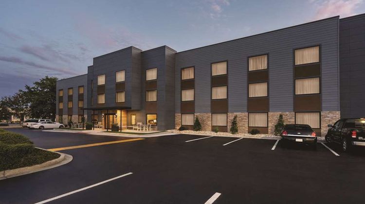 Country Inn & Suites Savannah Midtown Exterior