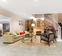 Country Inn & Suites Macon North Lobby