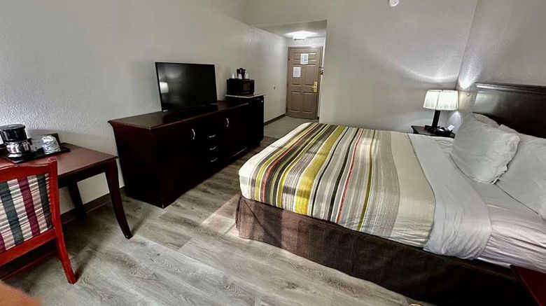 <b>Country Inn & Suites Columbus Room</b>. Images powered by <a href="https://iceportal.shijigroup.com/" title="IcePortal" target="_blank">IcePortal</a>.