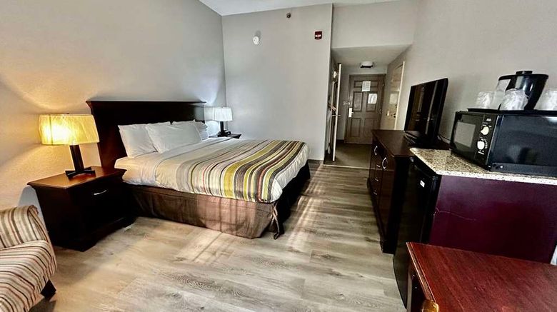 <b>Country Inn & Suites Columbus Room</b>. Images powered by <a href="https://iceportal.shijigroup.com/" title="IcePortal" target="_blank">IcePortal</a>.