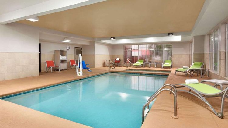 Country Inn & Suites Warner Robins Pool