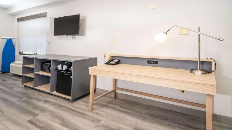 <b>Country Inn & Suites Stone Mountain Room</b>. Images powered by <a href="https://iceportal.shijigroup.com/" title="IcePortal" target="_blank">IcePortal</a>.