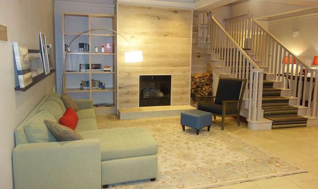 Country Inn & Suites Helen Lobby