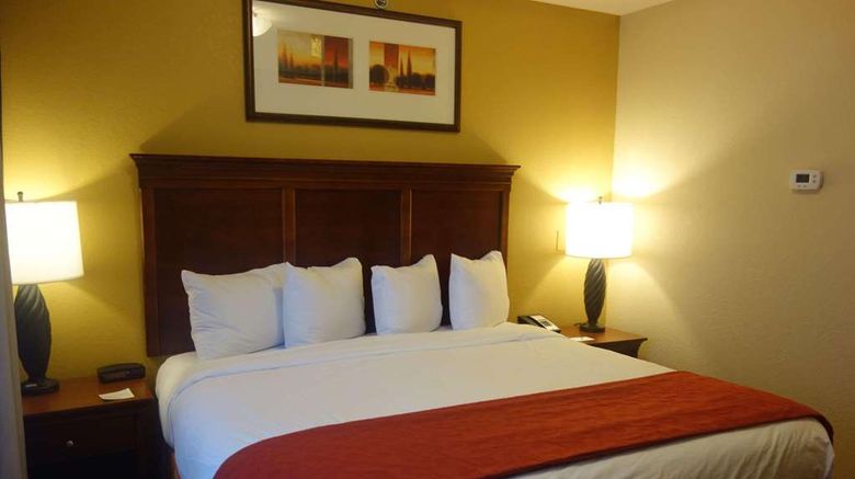<b>Country Inn & Suites Helen Suite</b>. Images powered by <a href="https://iceportal.shijigroup.com/" title="IcePortal" target="_blank">IcePortal</a>.