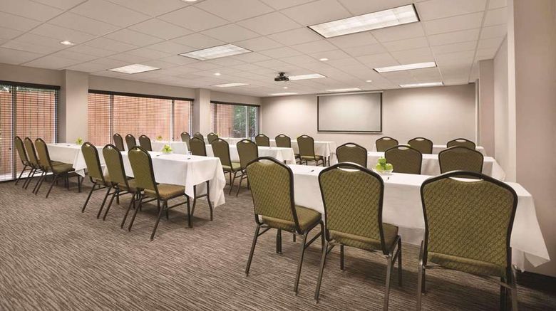 <b>Country Inn & Suites Newnan Meeting</b>. Images powered by <a href="https://iceportal.shijigroup.com/" title="IcePortal" target="_blank">IcePortal</a>.
