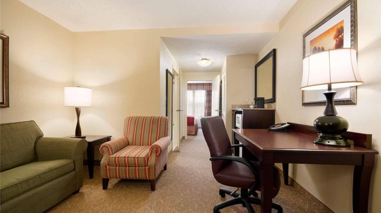 Country Inn & Suites Norcross Suite