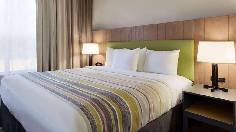 <b>Country Inn & Suites Brunswick I-95 Suite</b>. Images powered by <a href="https://iceportal.shijigroup.com/" title="IcePortal" target="_blank">IcePortal</a>.
