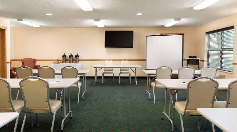 <b>Country Inn & Suites Mason City Meeting</b>. Images powered by <a href="https://iceportal.shijigroup.com/" title="IcePortal" target="_blank">IcePortal</a>.