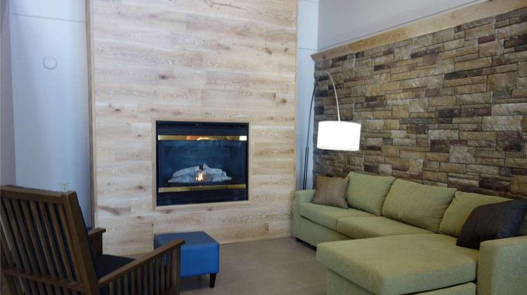 Country Inn & Suites Mason City Lobby