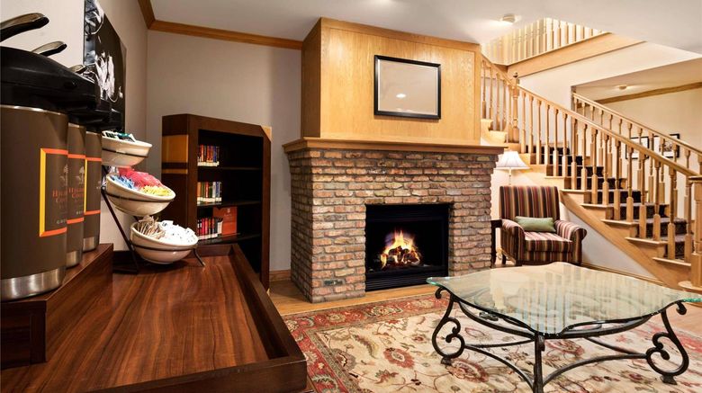 <b>Country Inn & Suites Clinton Lobby</b>. Images powered by <a href="https://iceportal.shijigroup.com/" title="IcePortal" target="_blank">IcePortal</a>.