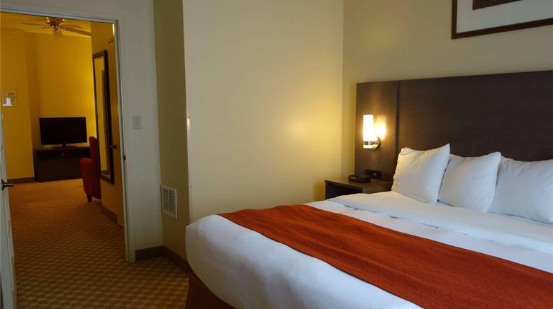 <b>Country Inn & Suites Clinton Suite</b>. Images powered by <a href="https://iceportal.shijigroup.com/" title="IcePortal" target="_blank">IcePortal</a>.