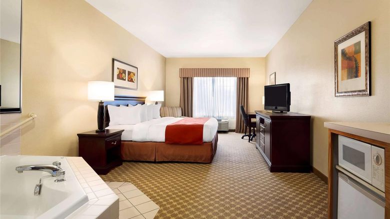 <b>Country Inn & Suites Clinton Suite</b>. Images powered by <a href="https://iceportal.shijigroup.com/" title="IcePortal" target="_blank">IcePortal</a>.