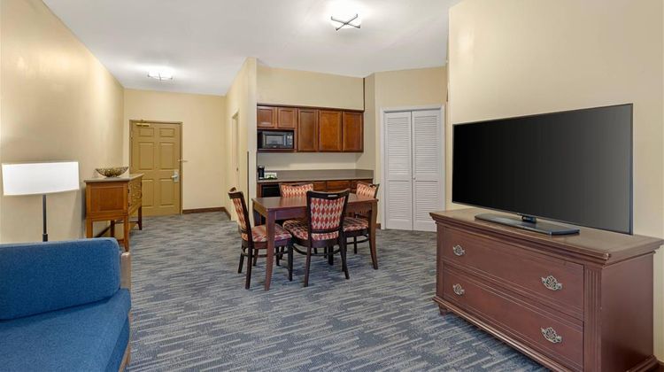 Country Inn & Suites Des Moines West Suite