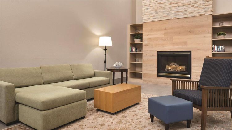 Country Inn & Suites Waterloo Lobby