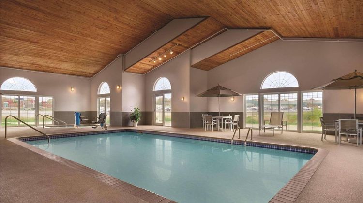 Country Inn & Suites Waterloo Pool