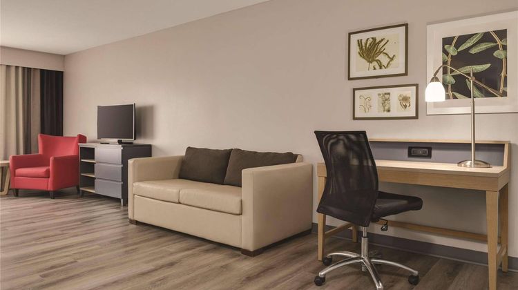 Country Inn & Suites Waterloo Suite