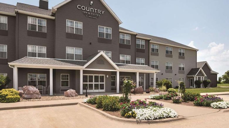 <b>Country Inn & Suites Pella Exterior</b>. Images powered by <a href="https://iceportal.shijigroup.com/" title="IcePortal" target="_blank">IcePortal</a>.