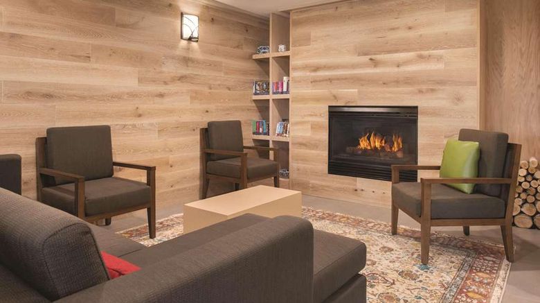 <b>Country Inn & Suites Pella Lobby</b>. Images powered by <a href="https://iceportal.shijigroup.com/" title="IcePortal" target="_blank">IcePortal</a>.