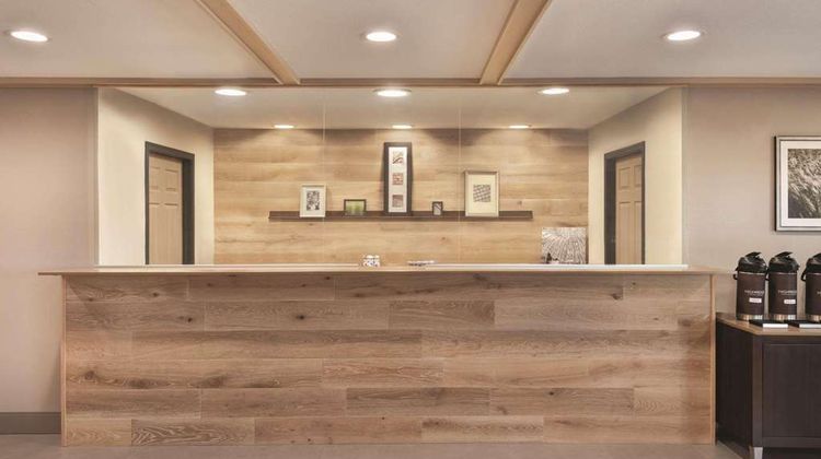 Country Inn & Suites Pella Lobby