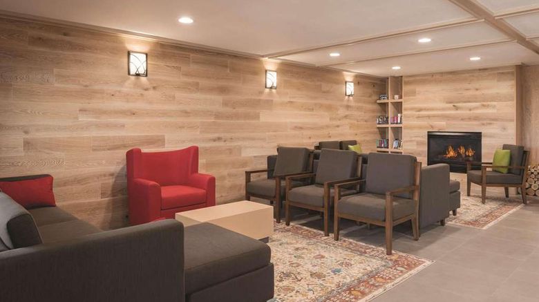 <b>Country Inn & Suites Pella Lobby</b>. Images powered by <a href="https://iceportal.shijigroup.com/" title="IcePortal" target="_blank">IcePortal</a>.