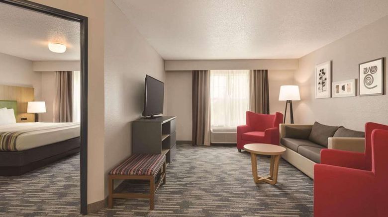 <b>Country Inn & Suites Pella Suite</b>. Images powered by <a href="https://iceportal.shijigroup.com/" title="IcePortal" target="_blank">IcePortal</a>.
