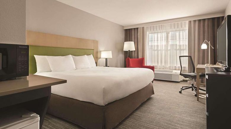 <b>Country Inn & Suites Dubuque Room</b>. Images powered by <a href="https://iceportal.shijigroup.com/" title="IcePortal" target="_blank">IcePortal</a>.