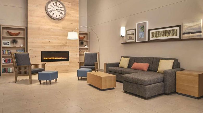 <b>Country Inn & Suites Dubuque Lobby</b>. Images powered by <a href="https://iceportal.shijigroup.com/" title="IcePortal" target="_blank">IcePortal</a>.