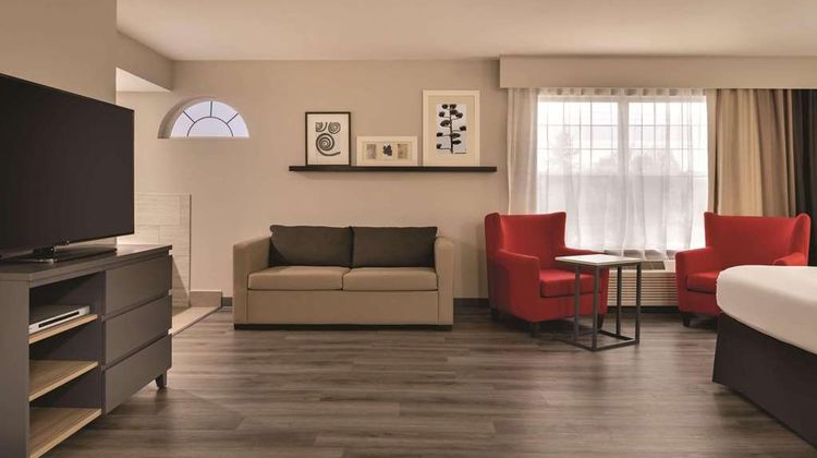 Country Inn & Suites Cedar Falls Suite