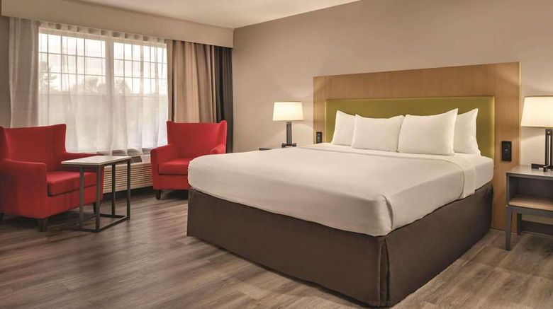 <b>Country Inn & Suites Cedar Falls Suite</b>. Images powered by <a href="https://iceportal.shijigroup.com/" title="IcePortal" target="_blank">IcePortal</a>.