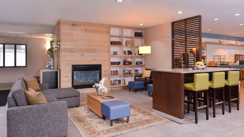 <b>Country Inn & Suites Omaha Airport Lobby</b>. Images powered by <a href="https://iceportal.shijigroup.com/" title="IcePortal" target="_blank">IcePortal</a>.