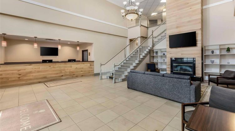 Country Inn & Suites Elk Grove Village Lobby