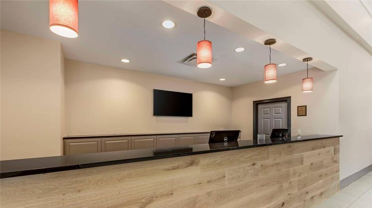 Country Inn & Suites Elk Grove Village Lobby
