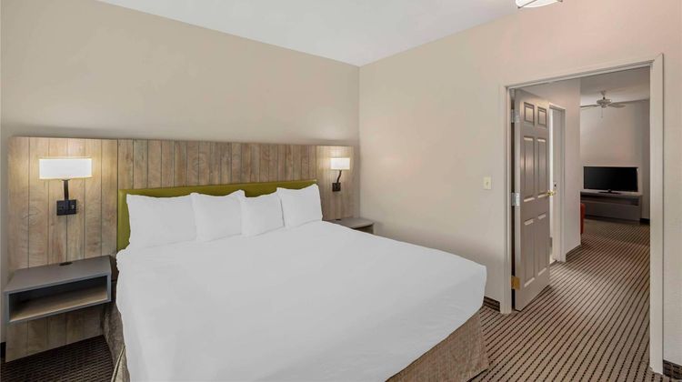 Country Inn & Suites Elk Grove Village Suite