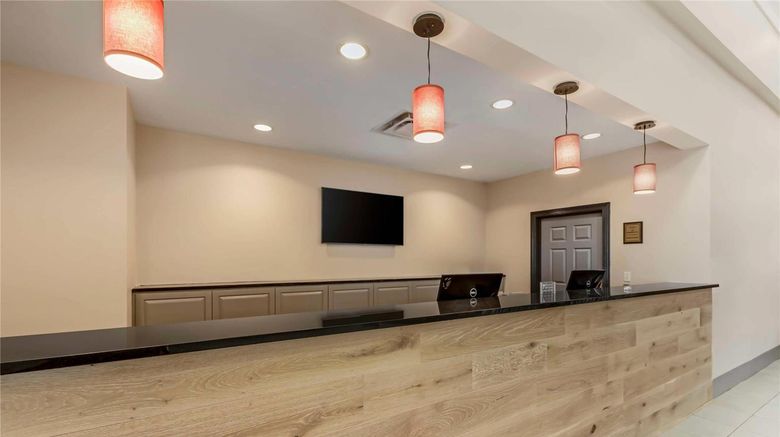 <b>Country Inn & Suites Elk Grove Village Lobby</b>. Images powered by <a href="https://iceportal.shijigroup.com/" title="IcePortal" target="_blank">IcePortal</a>.
