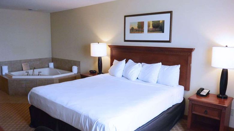 <b>Country Inn & Suites Peoria North Suite</b>. Images powered by <a href="https://iceportal.shijigroup.com/" title="IcePortal" target="_blank">IcePortal</a>.
